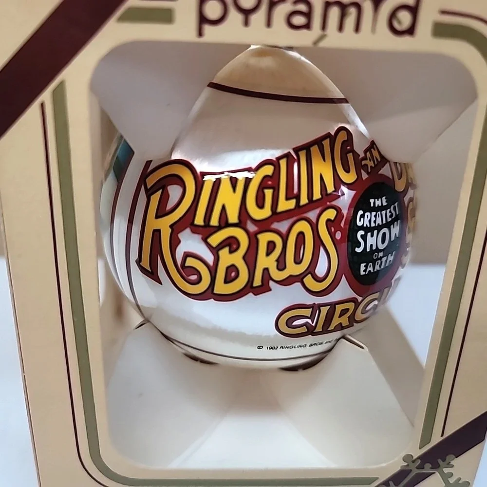 Vtg 1982 Pyramid Ringling Bros Barnum Bailey Bears on Ice Ornament-Original Box‎